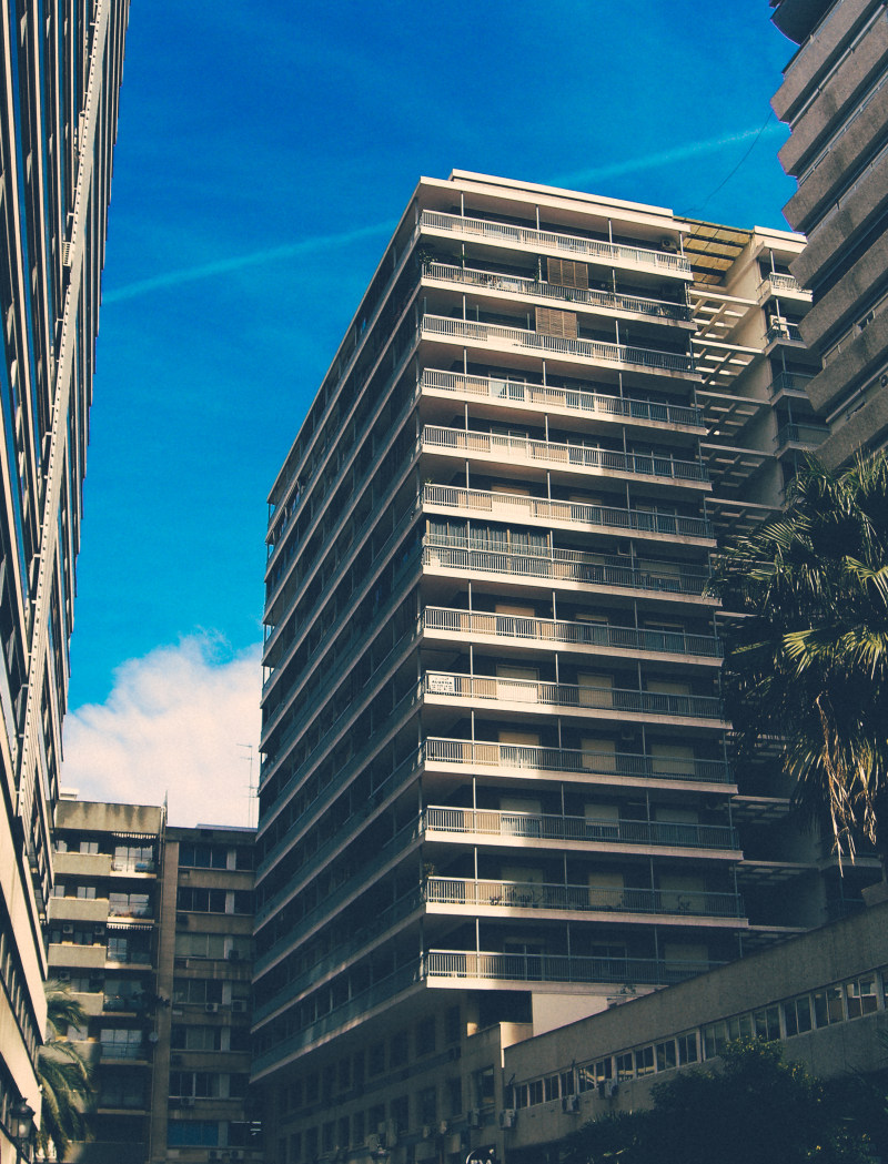 蓝天下的公寓Apartment Buildings Under Blue Sky|低角度拍摄,住宅,体系结构,公寓,城市,外观,多层建筑,天空,建筑,当代,现代,的角度来看,阳台,高-海量高质量免版权图片素材-设计师素材-摄影图片-mitapix-美塔图像