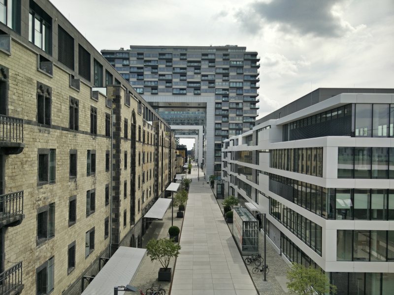 通路之间的白色和棕色的高层建筑Pathway Between White and Brown High-rise Buildings|apartment,Architecture,balcony,buildings,Business,City,construction,Daylight,expression,facade,glass,home,House,Modern,Office,outdoors,paved pathway,Urban,walkway,window,业务,体系结构,公寓,办公室,城市,夏时制,建筑物,建设,户外,房子,现代,玻璃,窗口,表达式,走道,铺好的路径,门面,阳台,首页-海量高质量免版权图片素材-设计师素材-摄影图片-mitapix-美塔图像