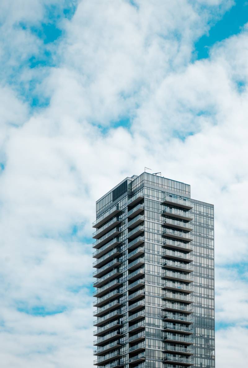 灰色高层建筑大角度摄影|公寓,天际线,建筑,户外,摩天大楼,现代,现代建筑,玻璃项目,蓝天,高-海量高质量免版权图片素材-设计师素材-摄影图片-mitapix-美塔图像