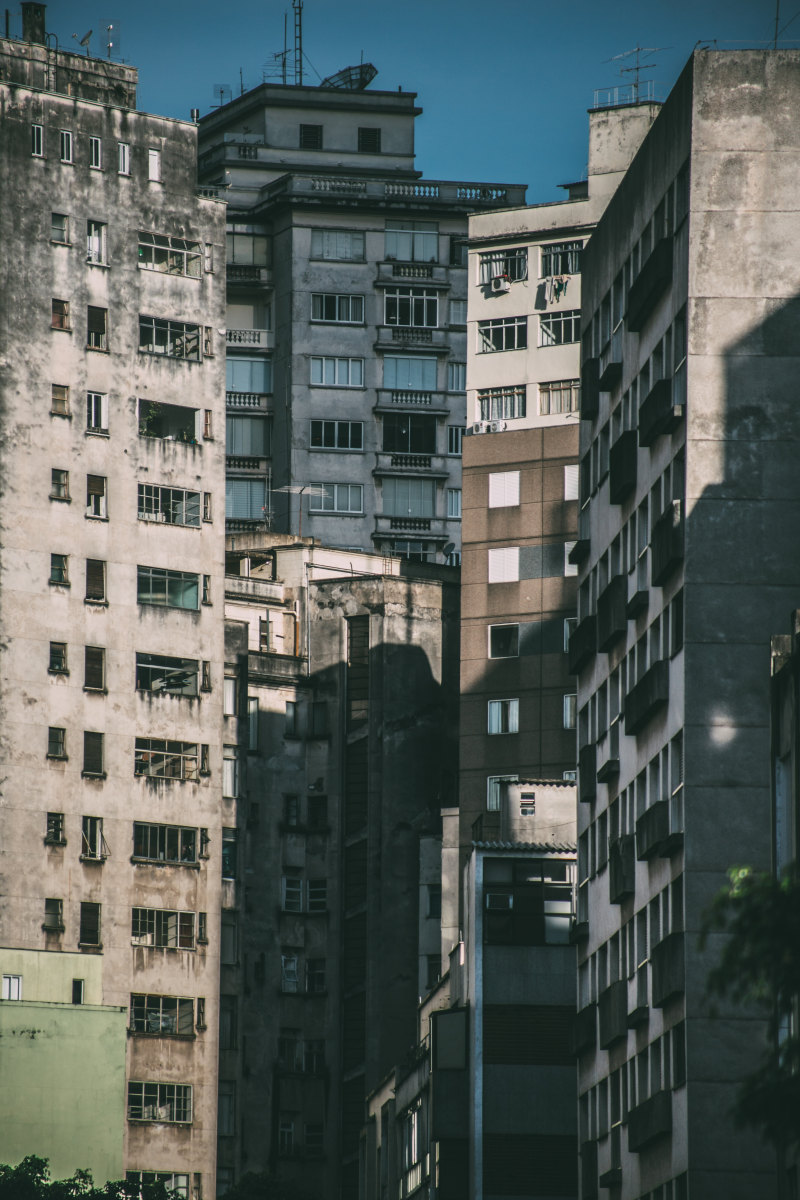 蓝天下的高层混凝土建筑|乡村,低角度拍摄,公寓,办公室,商业,城市,城镇,市中心,建筑,建筑物,建筑设计,户外,摩天大楼,旅游,旧的,最高的,窗户,立面,街区,街道,高层-海量高质量免版权图片素材-设计师素材-摄影图片-mitapix-美塔图像