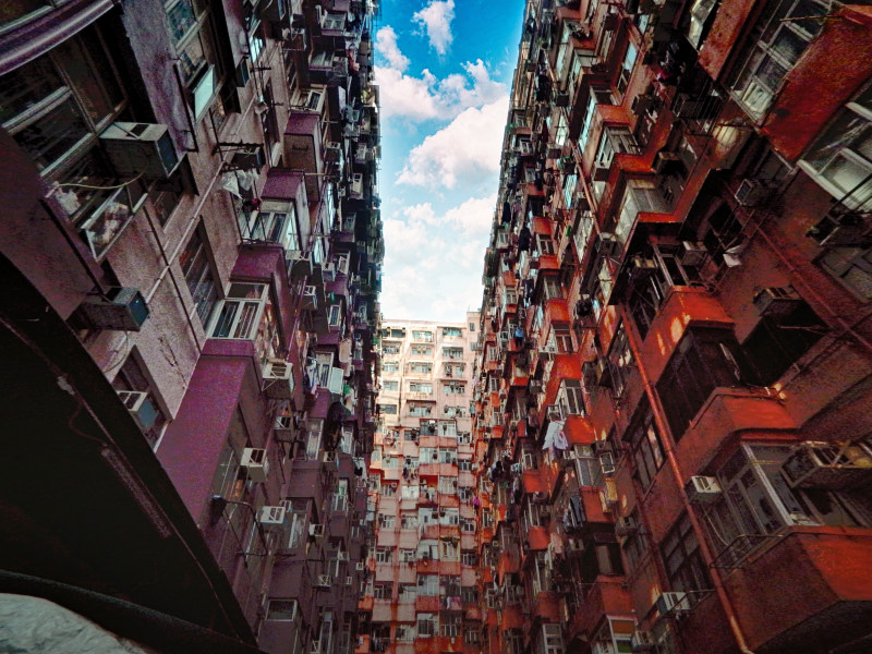 紫色和红色的混凝土建筑和多云的天空|云彩,五颜六色,低角度拍摄,公寓,城市,外部,天空,建筑,建筑物,户外,拥挤,日光,白天,窗户,老建筑-海量高质量免版权图片素材-设计师素材-摄影图片-mitapix-美塔图像