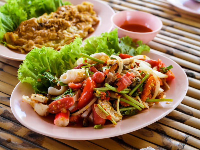 白瓷盘菜丝熟食|亚洲菜,健康,免版税形象,午餐,吃,开胃菜,新鲜,晚餐,沙司,沙拉,泰国菜,海鲜,烹饪,盘子,绿色,美味,美食,膳食,草药,菜肴,营养,蔬菜,辣味,辣椒,食物,餐厅-海量高质量免版权图片素材-设计师素材-摄影图片-mitapix-美塔图像