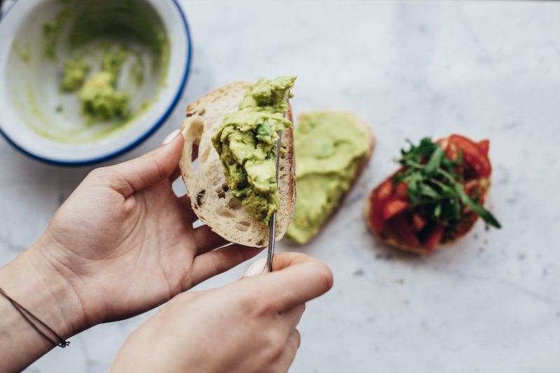 人拿着面包Person Holding Bread|appetizer,Bowl,bread,cooking,cuisine,delicious,dish,epicure,food,Hands,healthy,herb,meal,mouth-watering,spread,tasty,tomato,vegetable,yummy,令人垂涎,传播,健康,开胃菜,手,烹饪,番茄,碗,美味,美食,药草,菜,蔬菜,面包,食品,餐-海量高质量免版权图片素材-设计师素材-摄影图片-mitapix-美塔图像