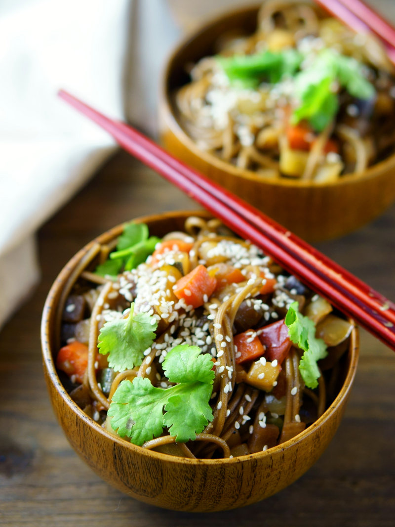 面条和蔬菜在碗里Noodles With Vegetable in Bowl|appetizer,Bowl,chili,Close-up,cuisine,delicious,dinner,dish,epicure,food,healthy,lunch,meal,plate,restaurant,rice,salad,Traditional,vegetable,传统,健康,午餐,开胃菜,晚餐,板,沙拉,特写,碗,米饭,美味,美食,美食家,菜,蔬菜,辣椒,餐,餐厅-海量高质量免版权图片素材-设计师素材-摄影图片-mitapix-美塔图像