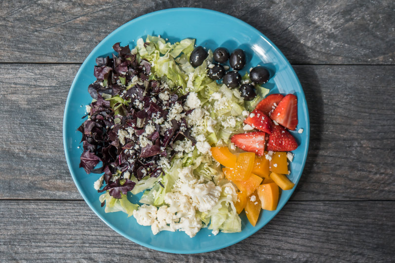 各种切片水果和蔬菜在蓝色的陶瓷板Assorted Sliced Fruits and Vegetables on Blue Ceramic Plate|appetizer,cooking,cuisine,delicious,diet,dinner,dish,eating healthy,epicure,feta cheese,food,fresh,from above,grow,healthy,healthy lifestyle,lunch,meal,nutrition,olives,organic,plate,salad,strawberries,table,tasty,vegetables,从上面,健康,健康的生活方式,午餐,可口,吃健康,奶酪,开胃菜,成长,新鲜,晚餐,有机,板,橄榄,沙拉,烹饪,美味,美食,草莓,菜,营养,蔬菜,表,食品,餐,饮食-海量高质量免版权图片素材-设计师素材-摄影图片-mitapix-美塔图像