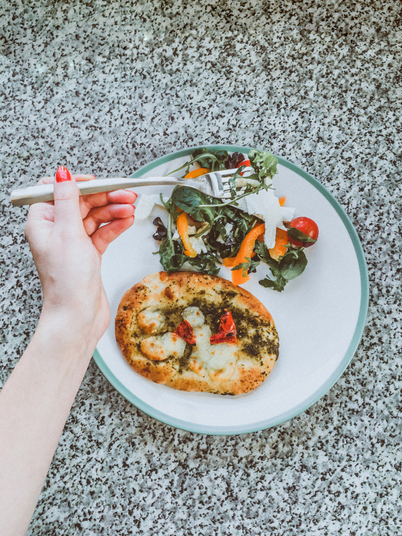 人拿着叉子Person Holding Fork-appetizer,delicious,dish,epicure,food,lunch,plate,salad,tasty,午餐,好吃,开胃菜,沙拉,盘子,美味的菜肴,美食家,食物-海量高质量免版权图片素材-设计师素材-摄影图片-mitapix-美塔图像