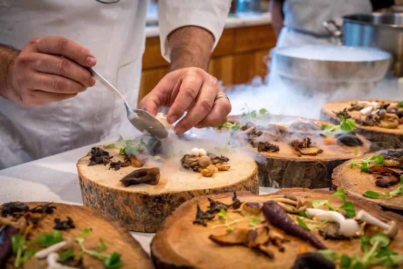 厨师准备蔬菜菜树板Chef Preparing Vegetable Dish on Tree Slab|Appetizers,chef,cooking,cuisine,delicious,dish,epicure,food,food plating,food presentation,healthy,Leaves,lunch,Man,meal,mushrooms,person,plating,restaurant,smoke,spoon,tree stump,vegetable,wood,wooden,之一,人,健康,勺子,午餐,厨师,叶子,开胃菜,木,树桩,烟,烹饪,电镀,美味,美食,菜,蔬菜,蘑菇,食品,食品演示文稿,食品电镀,餐,餐厅-海量高质量免版权图片素材-设计师素材-摄影图片-mitapix-美塔图像