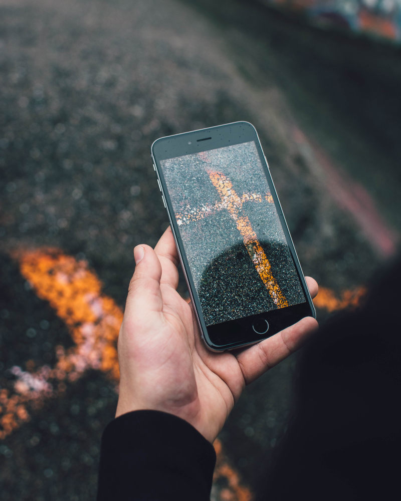 人拿着Iphone的特写照片Close-Up Photo of Person Holding Iphone|iPhone,屏幕,手,手机,技术,拍照,持有,捕获,摄影,显示,景深,智能手机,模糊,焦点,特写镜头,电话,相机,移动电话,苹果设备,触屏-海量高质量免版权图片素材-设计师素材-摄影图片-mitapix-美塔图像