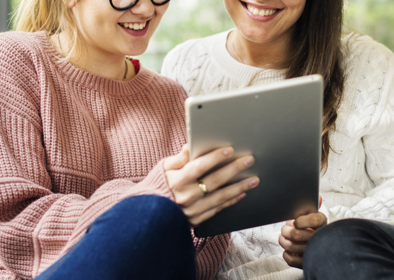 使用iPad的人的照片|iPad,人,休闲,在一起,坐,女人,女孩,女性,平板电脑,幸福,微笑,快乐,手,握住,放松,朋友,毛衣,沟通,漂亮,特写,科技,穿着,联系,苹果设备,设备,针织毛衣,面部表情-海量高质量免版权图片素材-设计师素材-摄影图片-mitapix-美塔图像