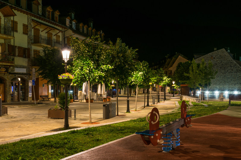 夜间空荡荡的跷跷板|Aragón,Benasque,Building,Calle,Daylight,Edificio,Espaa,Fachada,Farola,Garden,Light,Macetero,Noche,Nocturna,Oscuridad,Paseo,Piedra,Pirineo,Planta,Street,Trees,Turismo,Urban,Vaciones,公园,户外-海量高质量免版权图片素材-设计师素材-摄影图片-mitapix-美塔图像