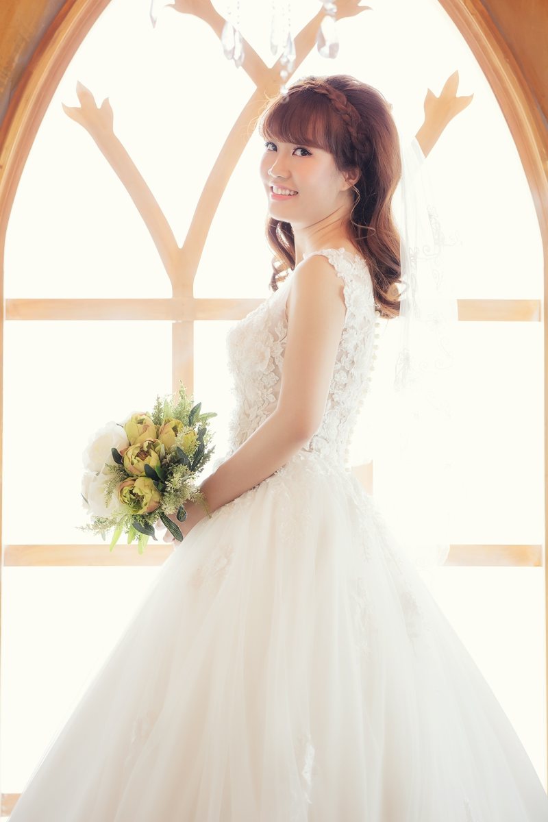 女人穿着白色婚纱礼服抱着黄色的花束Woman Wearing White Wedding Gown Holding Bouquet of Yellow Flowers|arch,bouquet,bridal,bride,Cute,elegant,Fashion,Flora,Flowers,glamour,Happy,indoors,long,love,Luxury,marriage,pretty,sexy,side view,smiling,stained glass,veil,wedding,wedding dress,White,woman,Young,优雅,侧视图,可爱,在室内,女人,婚姻,婚礼,婚纱,年轻,彩色玻璃,微笑,快乐,性感,拱,新娘,时尚,植物,漂亮,爱,白色,花,花束,豪华,长,面纱,魅力-海量高质量免版权图片素材-设计师素材-摄影图片-mitapix-美塔图像