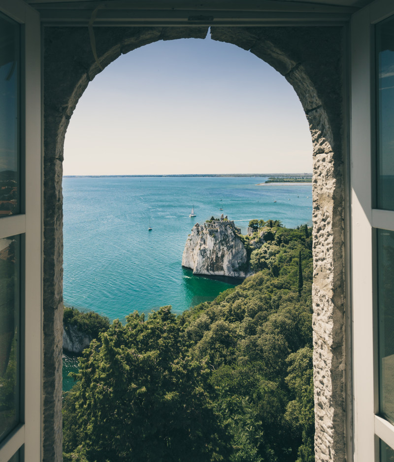 拱形窗户建筑海滩|假期,夏天,天空,宁静,岛屿,建筑,悬崖,悬崖海岸,意大利,户外,房子,拱形窗户,旅行,日光,景观,树木,水,海岸,海景,海洋,海滨,海滩,田园诗,窗户,自然,风景-海量高质量免版权图片素材-设计师素材-摄影图片-mitapix-美塔图像