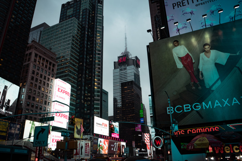 高层建筑附近的Bcbg广告牌Bcbg Billboard Near Highrise Building|architectural design,Architecture,billboards,Broadway,buildings,Business,City,city lights,cityscape,downtown,dusk,evening,finance,high rise,Illuminated,landmark,Lights,low angle shot,Modern,offices,outdoors,perspective,road,signage,skyscraper,skyscrapers,Street,tallest,tower,traffic,Travel,Urban,windows,交通,低角度拍摄,办公室,商业,地标,城市,城市景观,城市的灯光,塔,市中心,广告牌,建筑,建筑物,建筑设计,户外,摩天大楼,旅行,晚上,最高,标牌,灯,照明,现代,百老汇,窗口,街道,观点,道路,金融,高层,黄昏-海量高质量免版权图片素材-设计师素材-摄影图片-mitapix-美塔图像