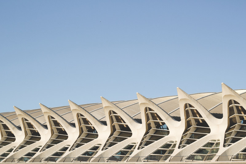 白色混凝土建筑图片-城市,外观,天空,建筑,建筑设计,户外,日光,晴空,未来主义,现代,现代建筑,玻璃,玻璃制品,玻璃窗,窗户,结构,蓝天,表现,设计,钢,高层-海量高质量免版权图片素材-设计师素材-摄影图片-mitapix-美塔图像