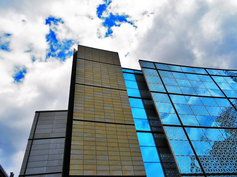 高层建筑与镜墙High-rise Building With Mirror Wall|architectural design,Architecture,Building,City,Clouds,exterior,facade,futuristic,glass items,glass windows,low angle shot,Modern,outdoors,reflections,Sky,steel,tall,Technology,Urban,windows,云,低角度拍摄,体系结构,几点思考,城市,外墙,天空,建筑,建筑设计,户外,技术,未来派,现代,玻璃窗口,玻璃项目,窗口,钢,门面,高大-海量高质量免版权图片素材-设计师素材-摄影图片-mitapix-美塔图像