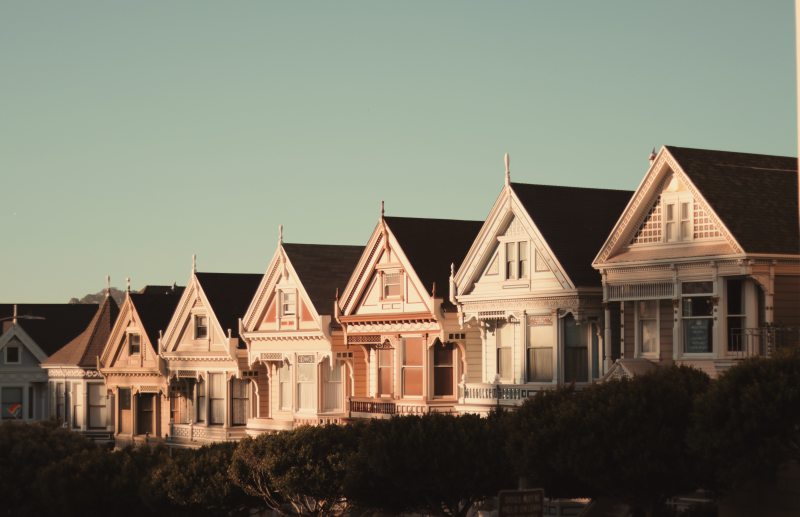 棕色和白色的木头房子Brown and White Wooden House|architectural design,Architecture,bungalow,Daylight,Design,estate,exterior,front,Garden,glass,houses,landscape,Modern,outdoors,property,real estate,residence,residential,roofs,Sky,structures,Trees,Urban,wall,windows,yard,住宅,前面,城市,墙,夏时制,外墙,天空,居住,屋顶,属性,平房,建筑,建筑设计,户外,房地产,房屋,景观,树木,现代,玻璃,窗户,结构,花园,设计,院子里-海量高质量免版权图片素材-设计师素材-摄影图片-mitapix-美塔图像