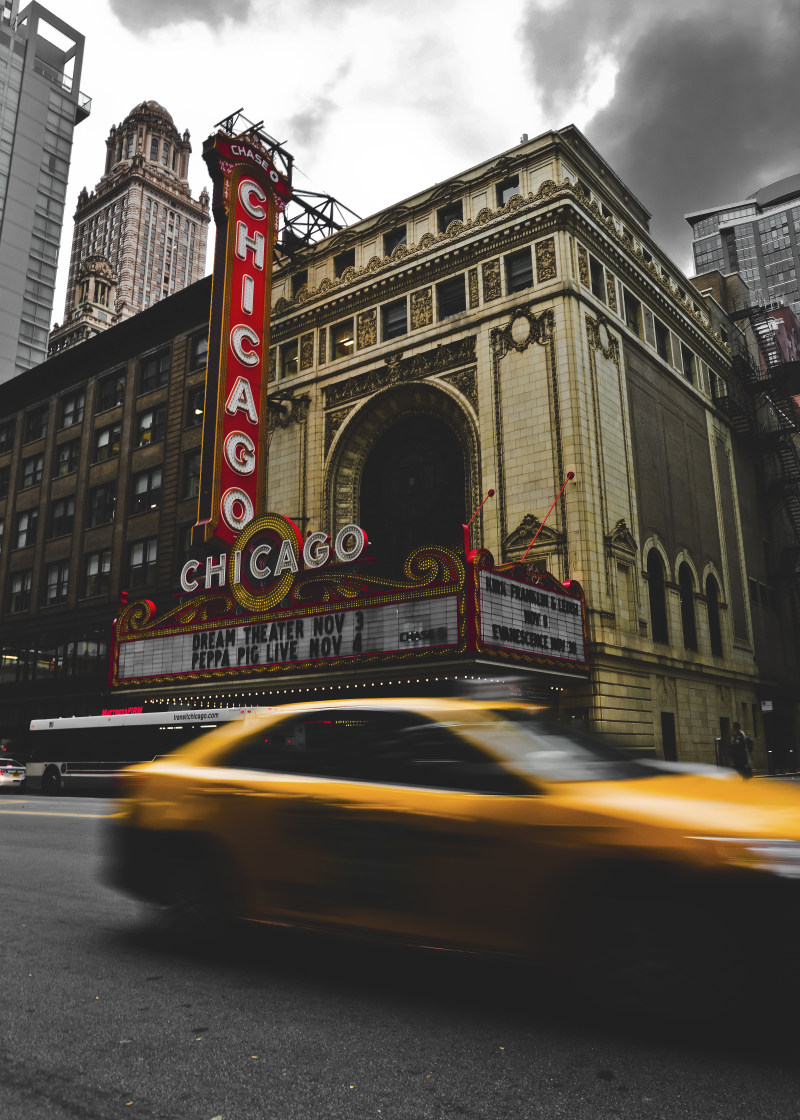 过往车辆芝加哥附近的剧院Passing Cars Near Chicago Theater-业务,交通,交通系统,体系结构,剧院,在户外,城市,大道,小镇,市中心,延时,建筑,摄影,旅行,晚上,标志,模糊,汽车,灯,艺术,芝加哥,芝加哥市中心,街,街头摄影,路,车,车辆-海量高质量免版权图片素材-设计师素材-摄影图片-mitapix-美塔图像