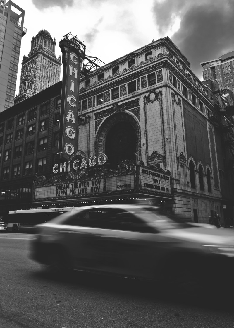 伊利诺斯州芝加哥剧院The Chicago Theatre in Illinois|交通,伊利诺斯州,体系结构,具有里程碑意义的,剧院,历史,在户外,城市,娱乐,市中心,建筑,旅行,标志,美国,艺术,芝加哥,街,路,车,车辆,运动模糊,选框,黑色和白色-海量高质量免版权图片素材-设计师素材-摄影图片-mitapix-美塔图像