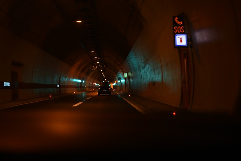 车辆行驶隧道在夜间Vehicles on Tunnel Road at Nighttime|交通,交通信号灯,交通系统,体系结构,光条纹,地铁系统,城市,模糊的,汽车,汽车灯,沥青,灯,照亮,现代,行,路,车,车辆,隧道,高速公路,黑暗-海量高质量免版权图片素材-设计师素材-摄影图片-mitapix-美塔图像