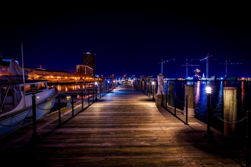 空棕色木质码头在夜间Vacant Brown Wooden Dock during Nighttime|体系结构,反射,在户外,城市,帆船,建筑,旅行,晚上,桥,水,海,港,港口,游艇,湾,灯,玛丽娜,码头,美丽的,船,船只,黄昏,黑暗-海量高质量免版权图片素材-设计师素材-摄影图片-mitapix-美塔图像