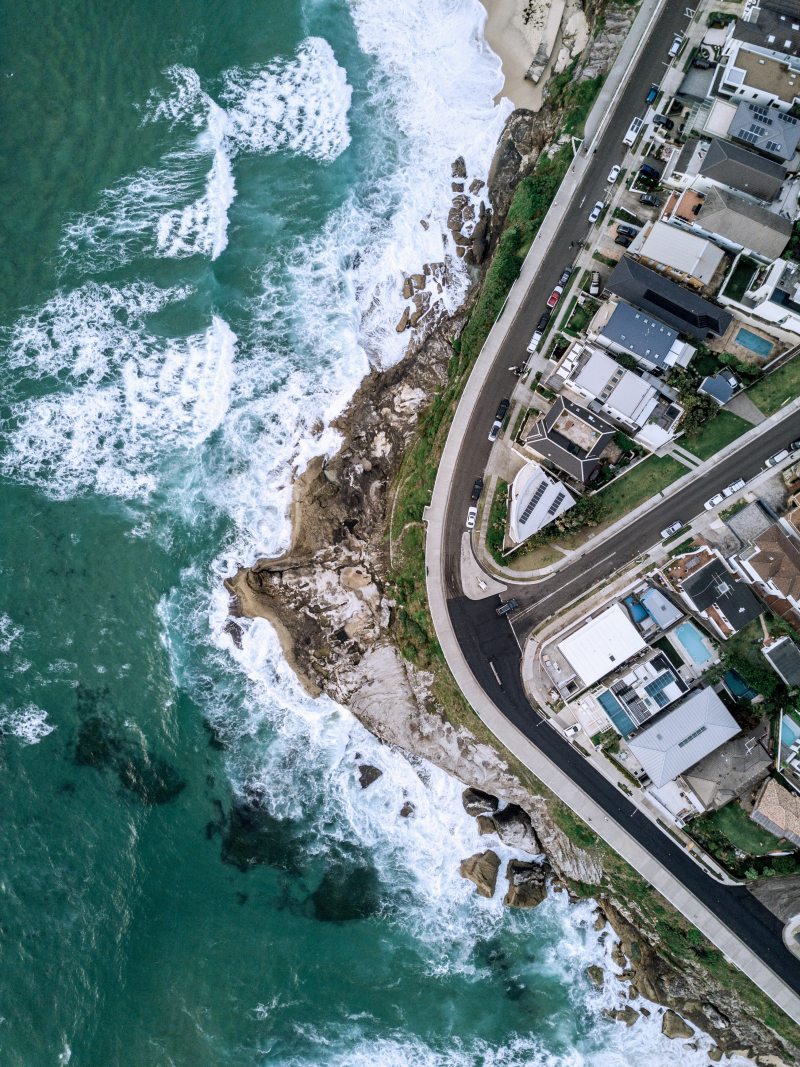 顶视图镇附近的海滩的照片Top View Photo of Beach Near Town|oceanshore,体系结构,俯视图,在户外,城市,小镇,岩石海岸,巷道,市中心,建筑,无人机拍摄的,无人机摄影,景观,模型,水,波,海,海岸,海洋,海滨,海滩,海边,路,鸟瞰-海量高质量免版权图片素材-设计师素材-摄影图片-mitapix-美塔图像