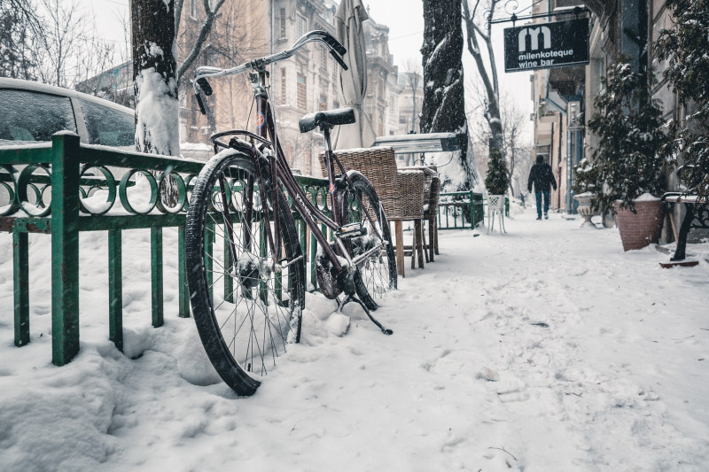 雪地上的自行车|交通系统,人,冬天,冬天景观,城市,城镇,寒冷,建筑,建筑物,户外,日光,景观,树木,白天,自行车,街道,路,雪-海量高质量免版权图片素材-设计师素材-摄影图片-mitapix-美塔图像