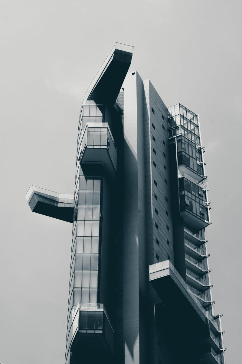 灰色的混凝土建筑Gray Concrete Building|Architecture,black-and-white,Building,high rise,low angle shot,Modern,Modern building,perspective,skyscraper,tall,低角度拍摄,建筑,摩天大楼,现代,现代建筑,观点,高,高层,黑白-海量高质量免版权图片素材-设计师素材-摄影图片-mitapix-美塔图像