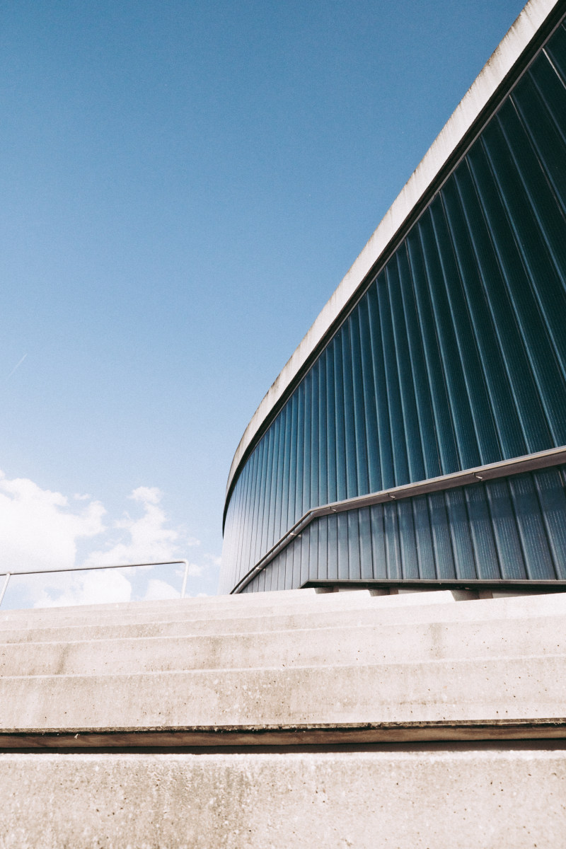 建筑物Photo of Gray Concrete Stairway Beside Building|Architecture,Blue,Bridge,Building,Business,City,clear sky,Clouds,concrete,construction,Contemporary,Daylight,facade,futuristic,low angle shot,Modern,outdoors,perspective,railing,Reflection,simple,stairs,steel,Street,Technology,Travel,Urban,wallpaper,云,低角度拍摄,反射,商业,城市,壁纸,建筑,建设,当代,户外,技术,旅游,日光,晴朗的天空,未来派,栏杆,桥梁,楼梯,混凝土,灰色混凝土楼梯的照片,现代,简单,蓝色,街道,观点,钢,门面-海量高质量免版权图片素材-设计师素材-摄影图片-mitapix-美塔图像