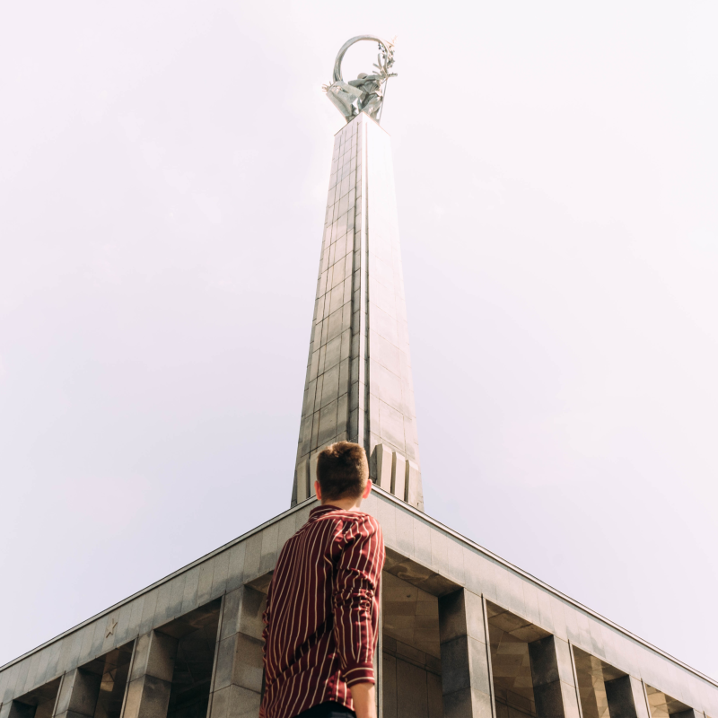 男子站在灰色的混凝土塔Man Standing in Front of Gray Concrete Tower|Architecture,blue sky,Building,casual,City,city park,european,high,landmark,Light,monument,outdoors,slovakia,statue,steel,Street,tallest,tower,Travel,Urban,vertical,休闲,光,具有里程碑意义,垂直,城市,城市公园,塔,建筑,户外,斯洛伐克,旅行,最高,欧洲,纪念碑,蓝蓝的天空,街,钢,雕像,高-海量高质量免版权图片素材-设计师素材-摄影图片-mitapix-美塔图像