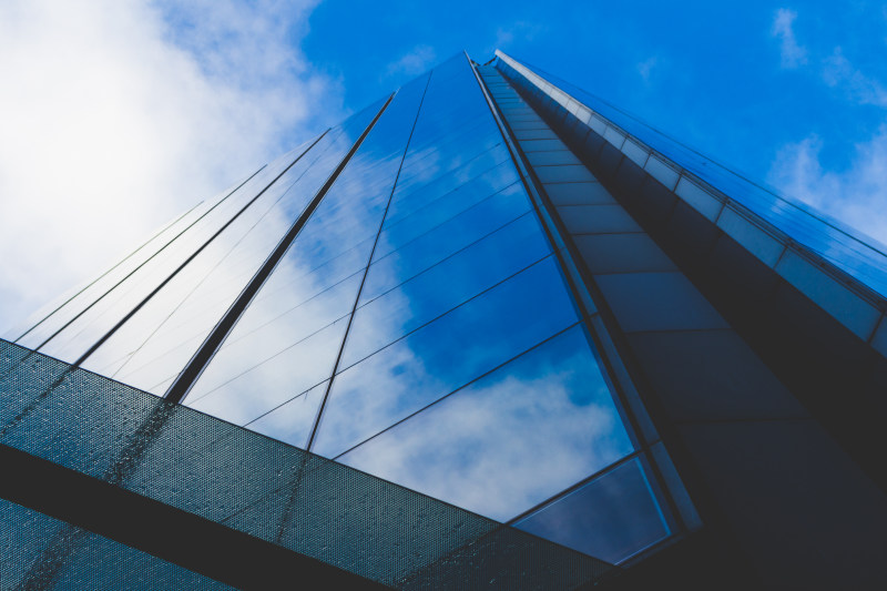 低角度观点，在中，悬索桥，Low Angle View of Suspension Bridge|Architecture,blue sky,Building,Business,City,construction,Contemporary,downtown,expression,exterior,facade,finance,futuristic,glass,glass windows,low angle shot,Modern,offices,perspective,public domain images,Reflection,skyscraper,steel,Structure,tall,Urban,低角度拍摄,公共领域图像,办公室,反射,商业,城市,外部,市中心,建筑物,建设,当代,摩天大楼,未来派,现代,玻璃,玻璃窗口,结构,蓝的天空,表达式,财政部,透视,钢铁,门面,高大-海量高质量免版权图片素材-设计师素材-摄影图片-mitapix-美塔图像