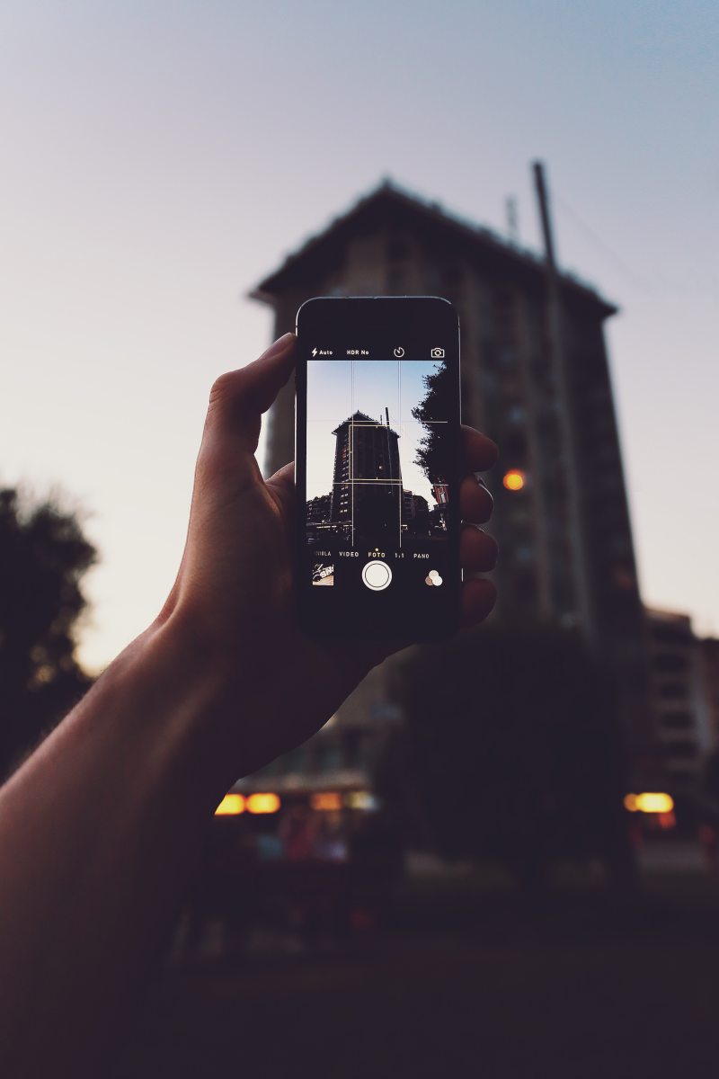 人拿着Iphone拍照Person Holding Iphone Taking a Photo of Building|iPhone,一天,人,人类,体系结构,在户外,屏幕,建筑,手,手机,技术,拍照,持有,无线,日落,智能手机,树,模糊,模糊的背景,灯,现代,电子产品,电话,移动,移动电话,触屏,设备,黄昏-海量高质量免版权图片素材-设计师素材-摄影图片-mitapix-美塔图像