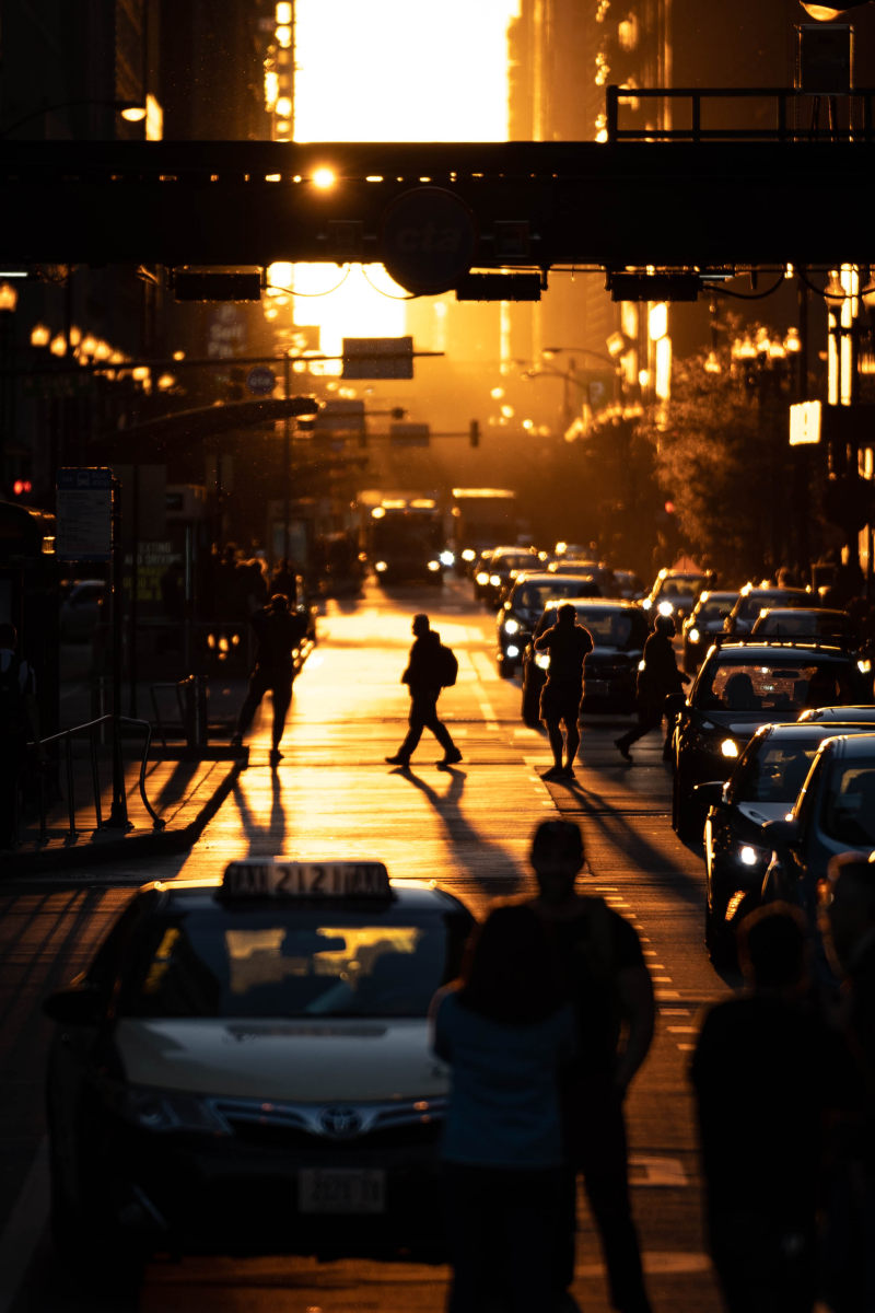 人们走在街上金色小时People Walking on Street during Golden Hour|Architecture,Blur,Bridge,buildings,cars,City,crowd,dark,downtown,evening,outdoors,People,road,Street,traffic,transportation system,Travel,Urban,vehicles,交通,人,人群,城市,市中心,建筑,建筑物,户外,旅行,晚上,桥梁,模糊,汽车,街道,车辆,运输系统,道路,黑暗-海量高质量免版权图片素材-设计师素材-摄影图片-mitapix-美塔图像