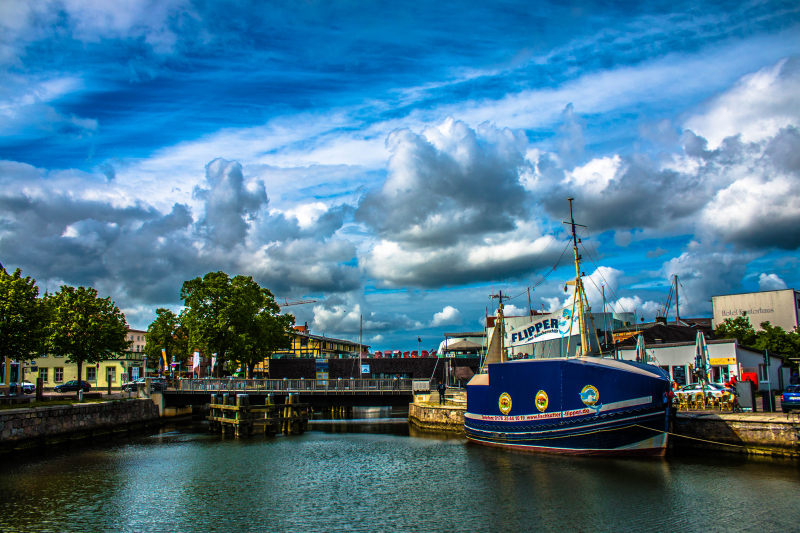 蓝白相间的船在混凝土结构Blue and White Ship in Front of Concrete Structure|Architecture,boat,Bridge,Clouds,Daylight,dock,harbor,harbour,outdoors,pier,port,sailboat,Sea,Sky,Town,transportation system,Travel,Water,watercraft,云,体系结构,坞站,夏时制,天空,帆船,户外,旅行,桥,水,海,港口,码头,端口,船,船只,运输系统,镇-海量高质量免版权图片素材-设计师素材-摄影图片-mitapix-美塔图像