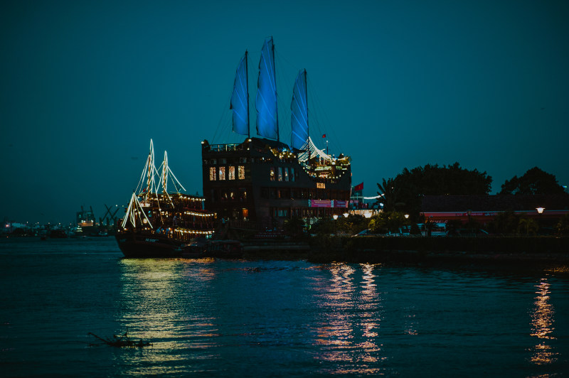 停靠在码头的黑色巡洋舰|天空,建筑,户外,晚上,水,河流,海洋,港口,滨水区,码头,船,船舶-海量高质量免版权图片素材-设计师素材-摄影图片-mitapix-美塔图像