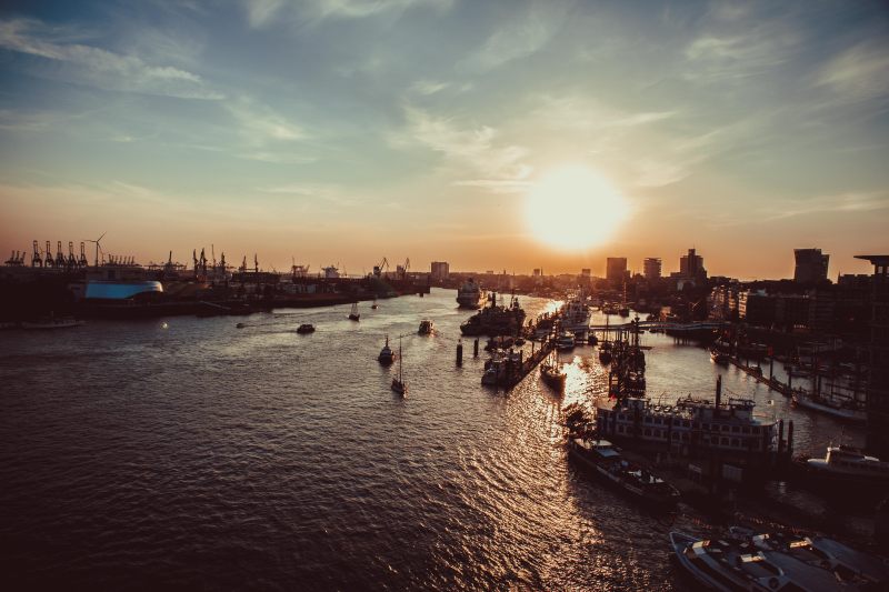 空中城市的水域附近的照片Aerial Photo of City Near Body of Water|Architecture,boats,buildings,City,cityscape,Clouds,dock,dusk,evening,golden sunset,harbor,landscape,outdoors,pier,port,River,ships,Sky,sun,sunset,transportation system,Water,watercrafts,waterfront,云,体系结构,坞站,城市,城市景观,天空,太阳,建筑物,户外,日落,晚上,景观,水,河,海滨,港口,码头,端口,船,船只,船舶,运输系统,金色的夕阳,黄昏-海量高质量免版权图片素材-设计师素材-摄影图片-mitapix-美塔图像