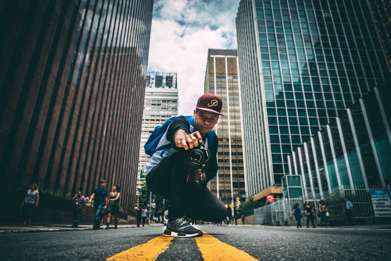 城市街道上的男人画像|人,低角度拍摄,免版税图像,城市,建筑,摄影,摄影师,时尚,照相机,男孩,穿着,街道,透视,道路,鞋子-海量高质量免版权图片素材-设计师素材-摄影图片-mitapix-美塔图像