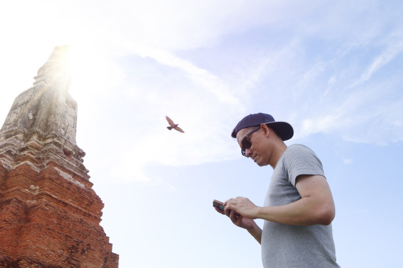 建筑男孩休闲-人,休闲,天空,宁静,建筑,旅行,旅行者,服装,田园诗,男人,男孩,男性,风景,鹰-海量高质量免版权图片素材-设计师素材-摄影图片-mitapix-美塔图像