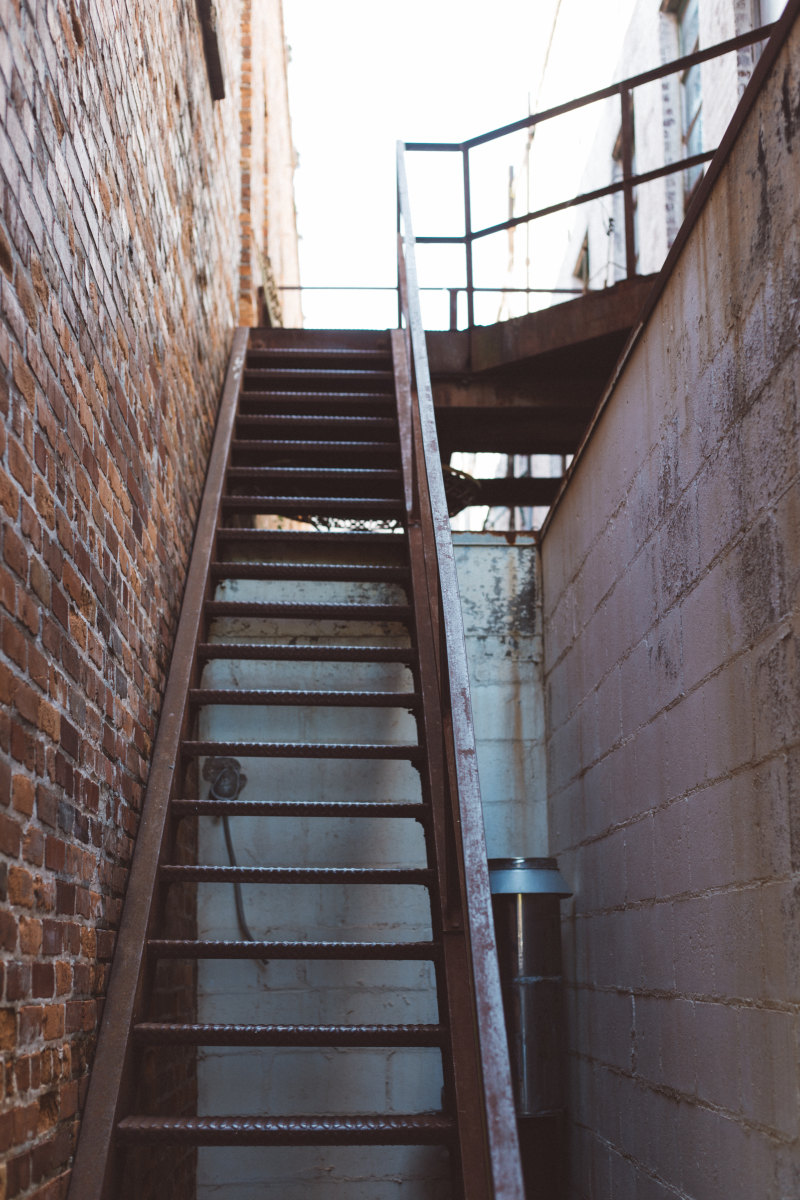 布朗金属楼梯Brown Metal Staircase|Architecture,brick wall,bricks,Building,glass,handrail,Metal,passage,public domain images,staircase,stairs,steel,steps,Urban,wall,windows,公共领域图像,城市,墙,建筑,扶手,楼梯,步骤,玻璃,砖,砖墙,窗户,通道,金属,钢-海量高质量免版权图片素材-设计师素材-摄影图片-mitapix-美塔图像