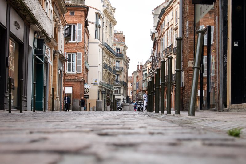 建筑物之间的路面视图View of Pavement Between Buildings|Architecture,bricks,buildings,cobblestone,Daylight,exterior,narrow,old building,old town,outdoors,pavement,People,road,Street,Town,trip,Urban,windows,人,城市,外部,建筑,建筑物,户外,旅行,旧城区,狭窄,白天,砖,窗,老建筑,街道,路面,道路,镇,鹅卵石-海量高质量免版权图片素材-设计师素材-摄影图片-mitapix-美塔图像