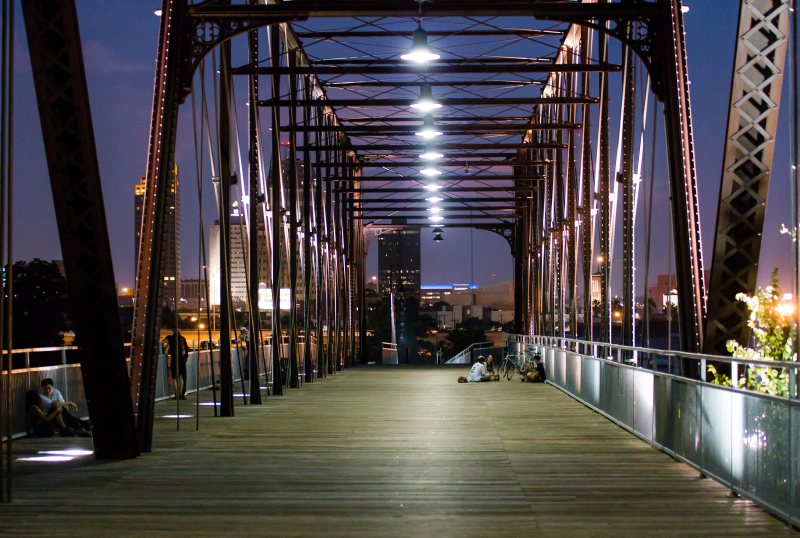 棕色和银色钢吊桥Brown and Silver Steel Suspension Bridge|Architecture,Bridge,Building,Business,City,couples,dusk,evening,expression,Illuminated,Light,Modern,Night,outdoors,People,road,steel,togetherness,tourism,Travel,人,光,商业,团结,城市,夜,夫妇,建筑,户外,旅游,旅行,晚上,桥梁,照明,现代,表达,道路,钢,黄昏-海量高质量免版权图片素材-设计师素材-摄影图片-mitapix-美塔图像