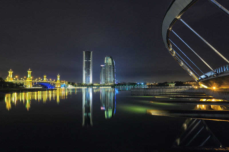 夜间高层建筑|倒影,城市,城市景观,夜景,天际线,市中心,建筑,建筑物,摩天大楼,桥梁,水,河流,滨水区,灯光-海量高质量免版权图片素材-设计师素材-摄影图片-mitapix-美塔图像