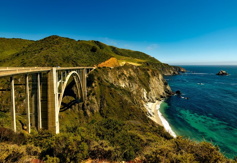 斑点和近绿色的草|山,岛屿,建筑,悬崖,户外,桥梁,水,海岸,海景,海洋,海滨,风景-海量高质量免版权图片素材-设计师素材-摄影图片-mitapix-美塔图像