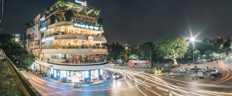 繁忙混凝土道路附近的建筑时间|交通,傍晚,公共汽车,城市,夜间,建筑,户外,旅游,时间流逝,汽车,照明,现代,街道,车辆,运动,运输系统,道路,长时间暴露,黄昏-海量高质量免版权图片素材-设计师素材-摄影图片-mitapix-美塔图像