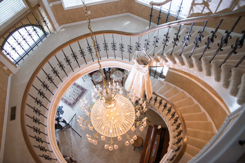 白色吊灯之间灰色和棕色的旋转楼梯White Chandelier Between Gray and Brown Swirl Stair|一步,体系结构,俯拍,光,内部,吊灯,在室内,奢侈品,婚纱,家,建筑,扶手,挂,旋转楼梯,楼梯,现代,设计,酒店-海量高质量免版权图片素材-设计师素材-摄影图片-mitapix-美塔图像