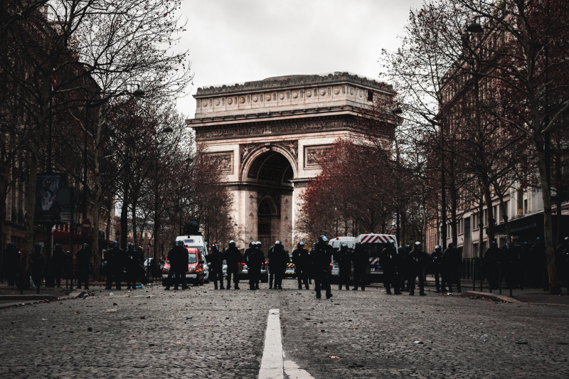 人站在凯旋门People Standing Near Arc De Triomphe|人,体系结构,公园,城市,建筑,旅游景点,街,路-海量高质量免版权图片素材-设计师素材-摄影图片-mitapix-美塔图像