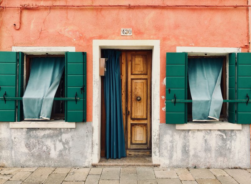 布朗木门打开,绿色的窗帘Brown Wooden Door Opened With Green Window Curtains|Architecture,Building,Colors,curtains,Daylight,Design,door,doorway,entrance,estate,exterior,front,green,home,home exterior,House,outdoors,property,residence,residential,Street,Urban,wall,windows,wooden door,住宅,体系结构,入口,前面,城市,墙,夏时制,外墙,居住,属性,建筑,户外,房地产,房子,木门,由,窗口,窗帘,绿色,街,设计,门口,颜色,首页,首页外部-海量高质量免版权图片素材-设计师素材-摄影图片-mitapix-美塔图像