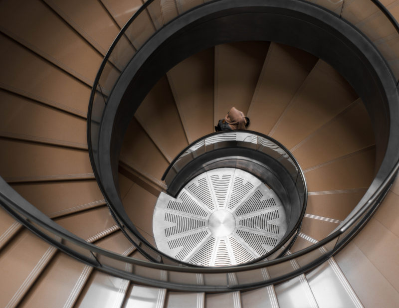 棕色螺旋楼梯的高纬度摄影High-angle Photography of Brown Spiral Stair|一楼,一步,人,体系结构,俯拍,在室内,在楼下,建筑,旋转楼梯,楼梯,设计,钢-海量高质量免版权图片素材-设计师素材-摄影图片-mitapix-美塔图像