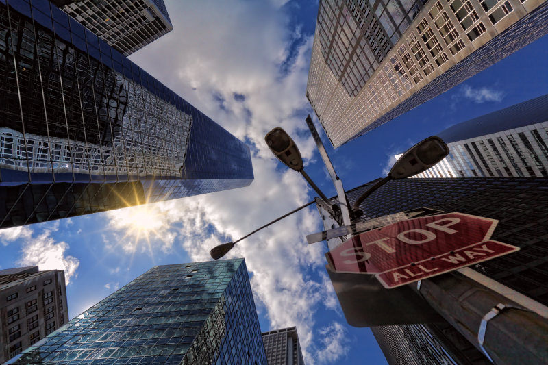 蠕虫的摩天大楼的眼睛视图Worm’s Eye View Of Skyscrapers|Architecture,buildings,City,Clouds,downtown,new york,perspective,public domain images,skyscrapers,stop sign,Urban,worm's eye view,云,停止标志,公共领域图像,城市,市中心,建筑,建筑物,摩天大楼,纽约,蠕虫的眼睛视图,透视-海量高质量免版权图片素材-设计师素材-摄影图片-mitapix-美塔图像