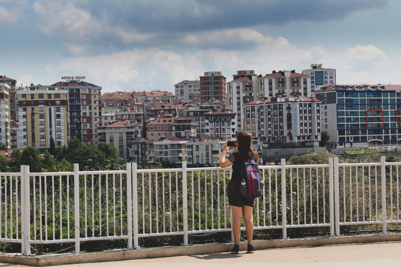 手持智能手机拍摄建筑物照片的女子|城市,城市景观,建筑,建筑物,拍照,日光-海量高质量免版权图片素材-设计师素材-摄影图片-mitapix-美塔图像