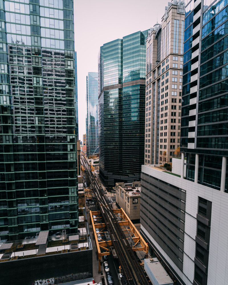 无人驾驶飞机的城市Drone Shot Of City|体系结构,反射,在户外,城市,城市景观,天际线,市中心,建筑,摩天大楼,无人机拍摄的,无人机摄影,玻璃窗户,的角度来看,窗户-海量高质量免版权图片素材-设计师素材-摄影图片-mitapix-美塔图像